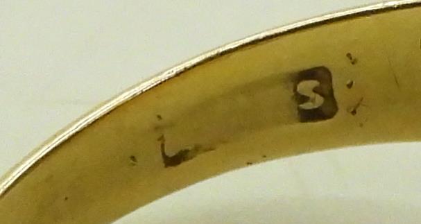 An 18ct gold gents signet ring, with sunrise design, set with a diamond, finger size U, weight 5. - Image 5 of 5