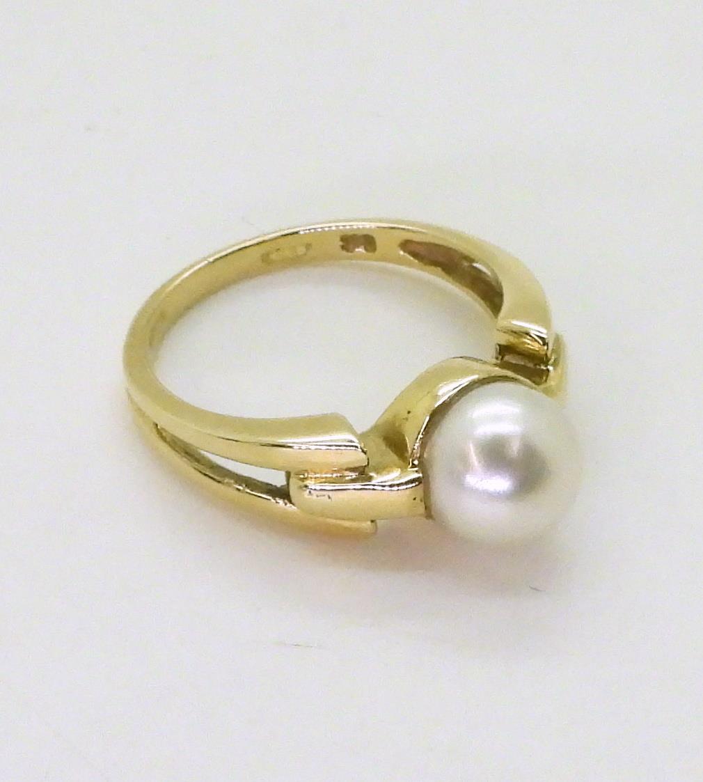 A 9ct gold pearl ring, size N1/2, weight 3.7gms Condition Report:Available upon request - Image 2 of 2