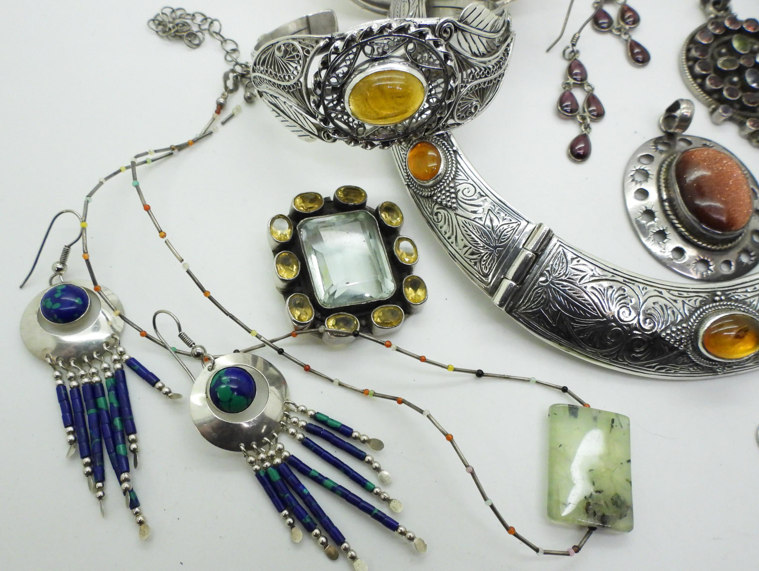 A collection of gem set silver jewellery to include an amber torc style necklace and similar - Image 3 of 4