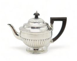 A late-Victorian Bachelors silver teapot, by Mappin & Webb, Sheffield 1894, 383gms Condition