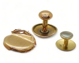 an 18ct gold shirt stud with mother of pearl top, and a 18ct watch back weight together 1.3gms,