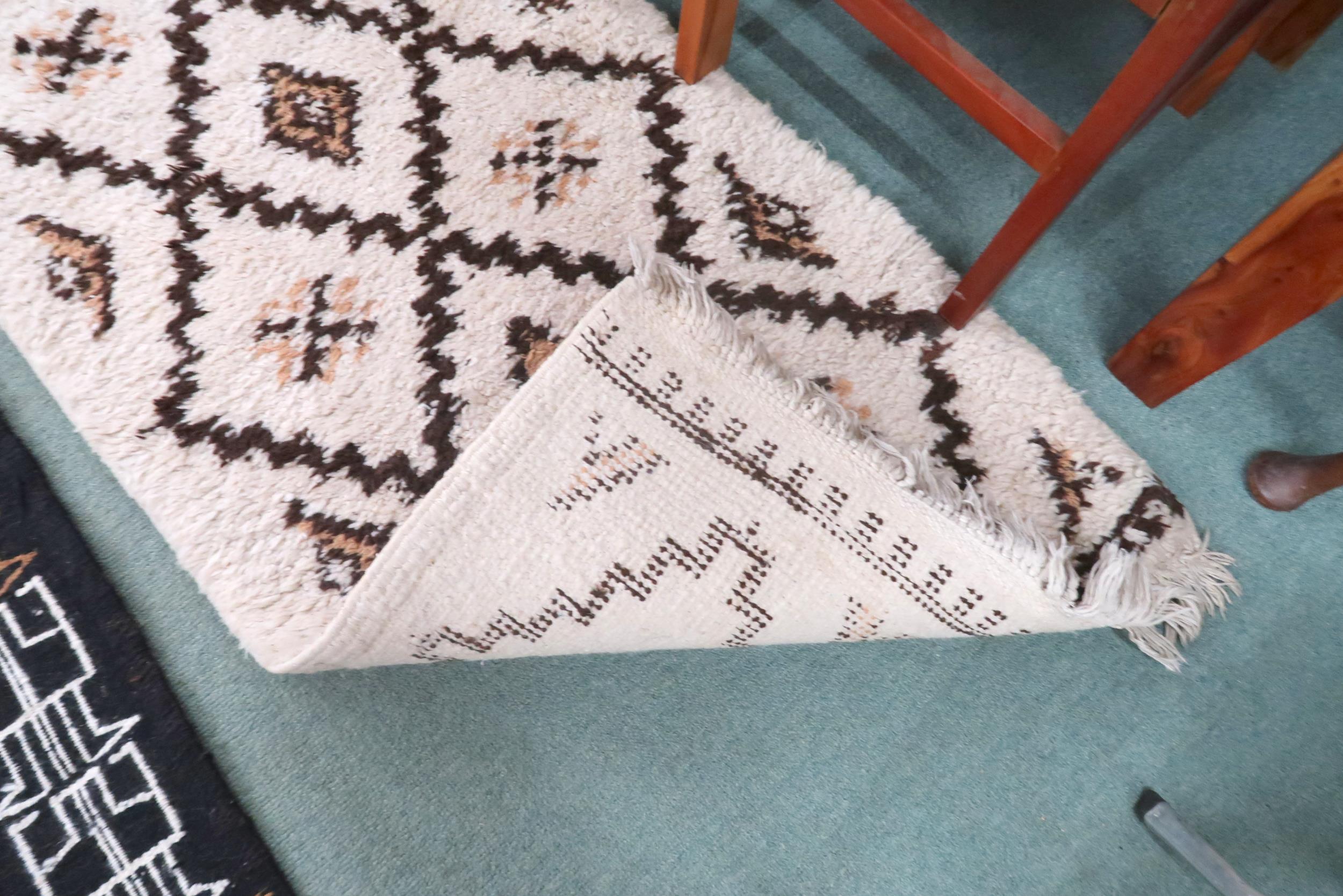 A lot consisting a cream ground deep pile geometric patterned rug, 147cm long x 71cm wide and a - Image 4 of 5