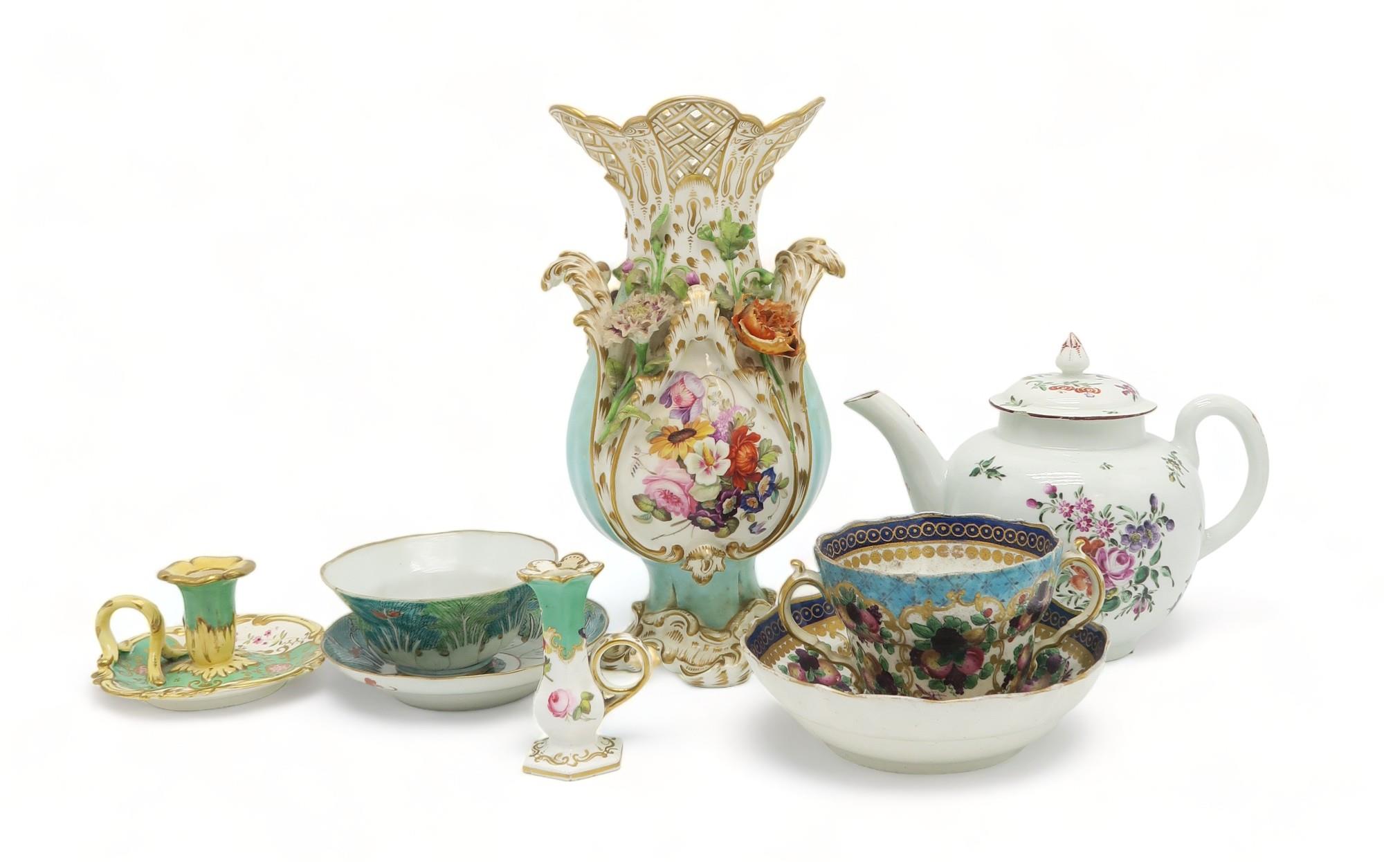 AN 18TH CENTURY WORCESTER TEAPOT of bullet form, painted with floral sprays, together with a later