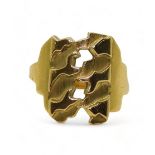 A NORMAN GIBSON BESPOKE RING made in 18ct gold of abstract form, stamped with his makers mark NG.