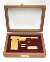 JAMES BOND: THE MAN WITH THE GOLDEN GUN (1974) A 20th Anniversary Edition replica Golden Gun, no.