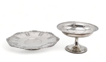 AN AMERICAN SILVER FOOTED DISH by Reed & Barton, of circular form, with an applied scrolling border,