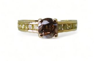 A 9CT GOLD DIAMOND RING set with a  brown diamond of estimated approx 0.98cts, flanked by 12