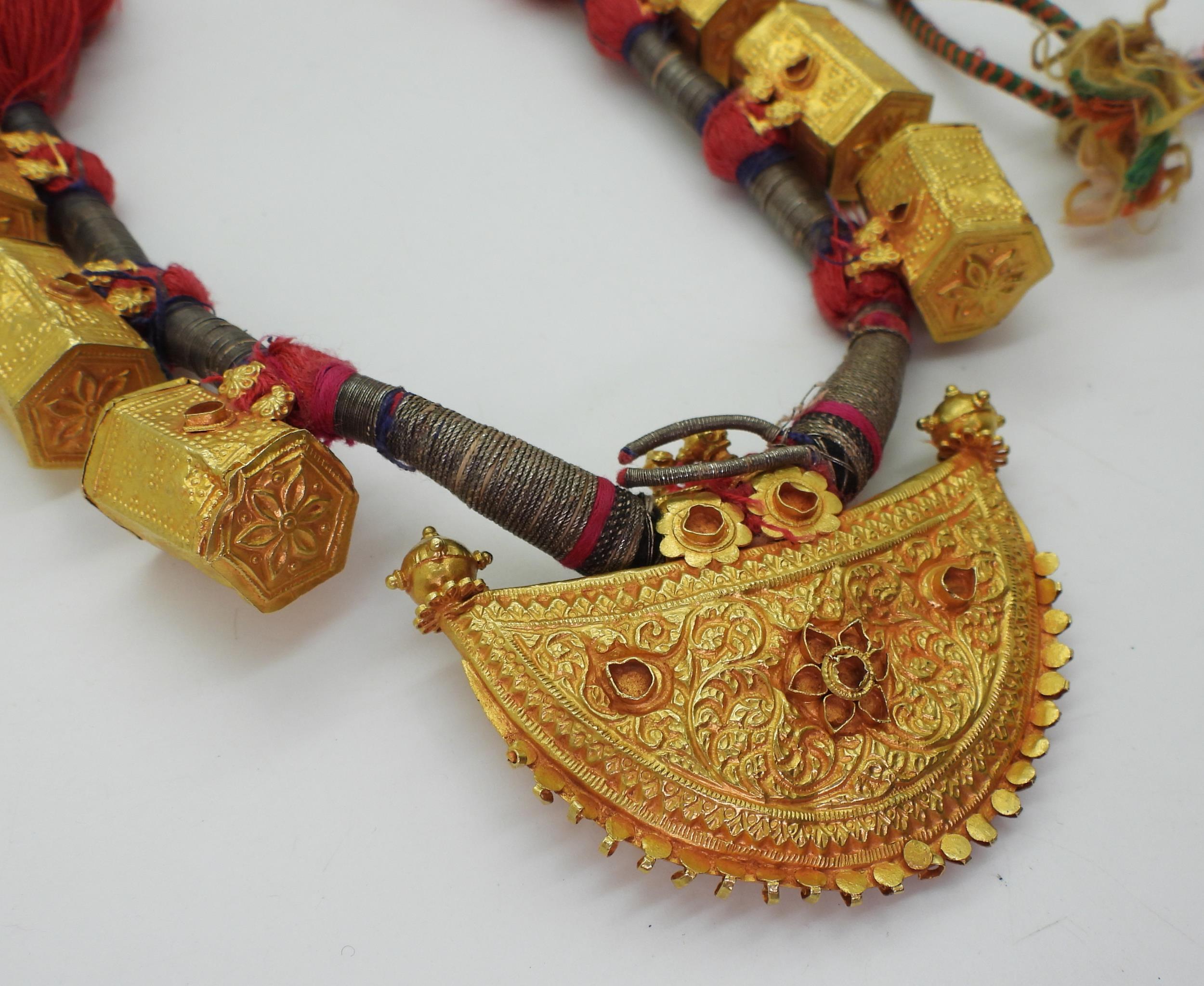 An antique Indian bridal necklace, in bright yellow metal the front half moon shaped pendant is - Image 2 of 3