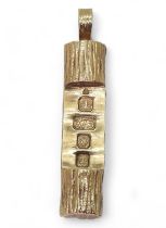 A retro bark textured 9ct gold ingot pendant, with London hallmarks for 1978, length 4.2cm, weight