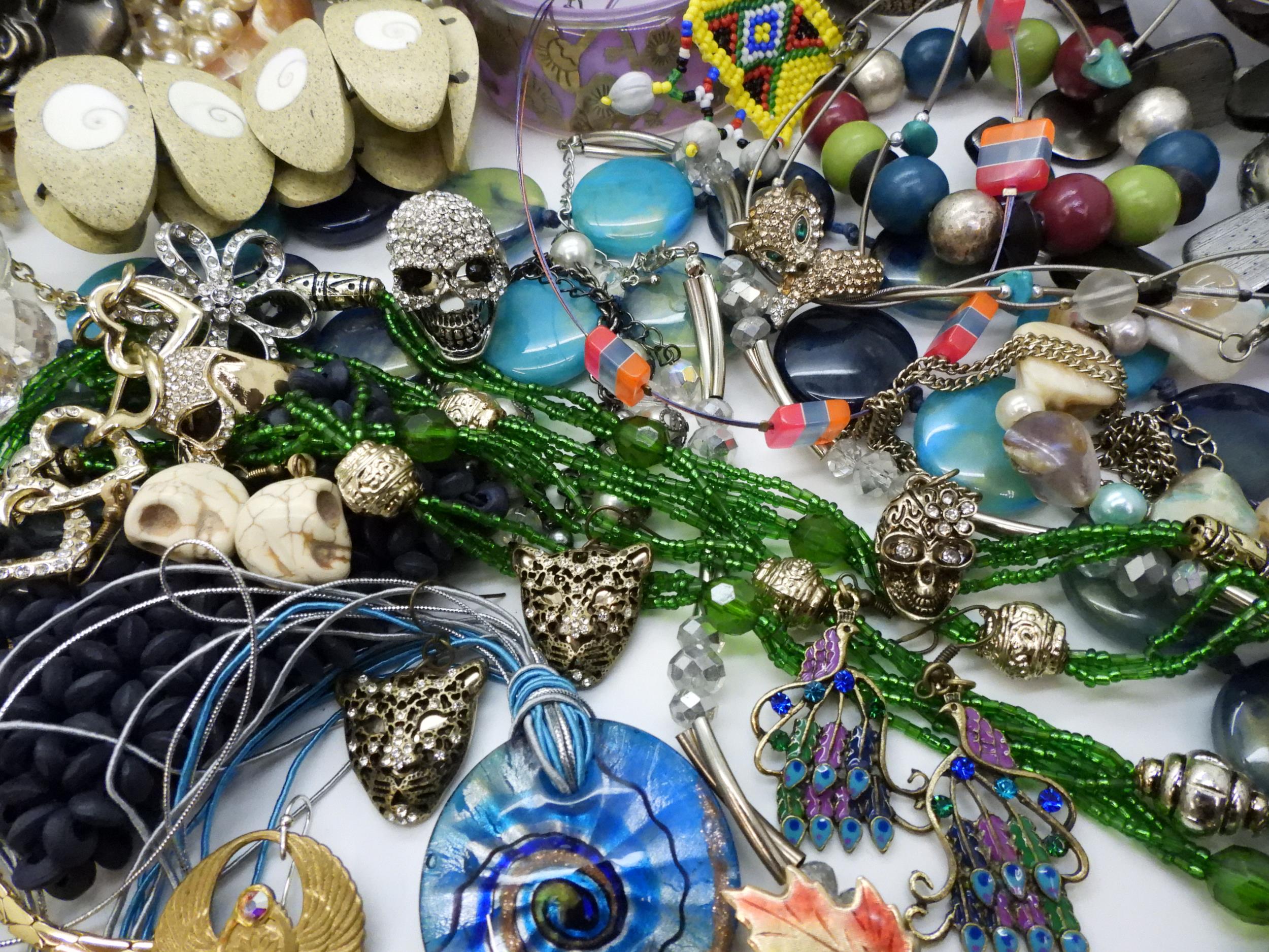 A large collection of costume jewellery to include skull rings, statement bangles and necklaces - Image 4 of 5