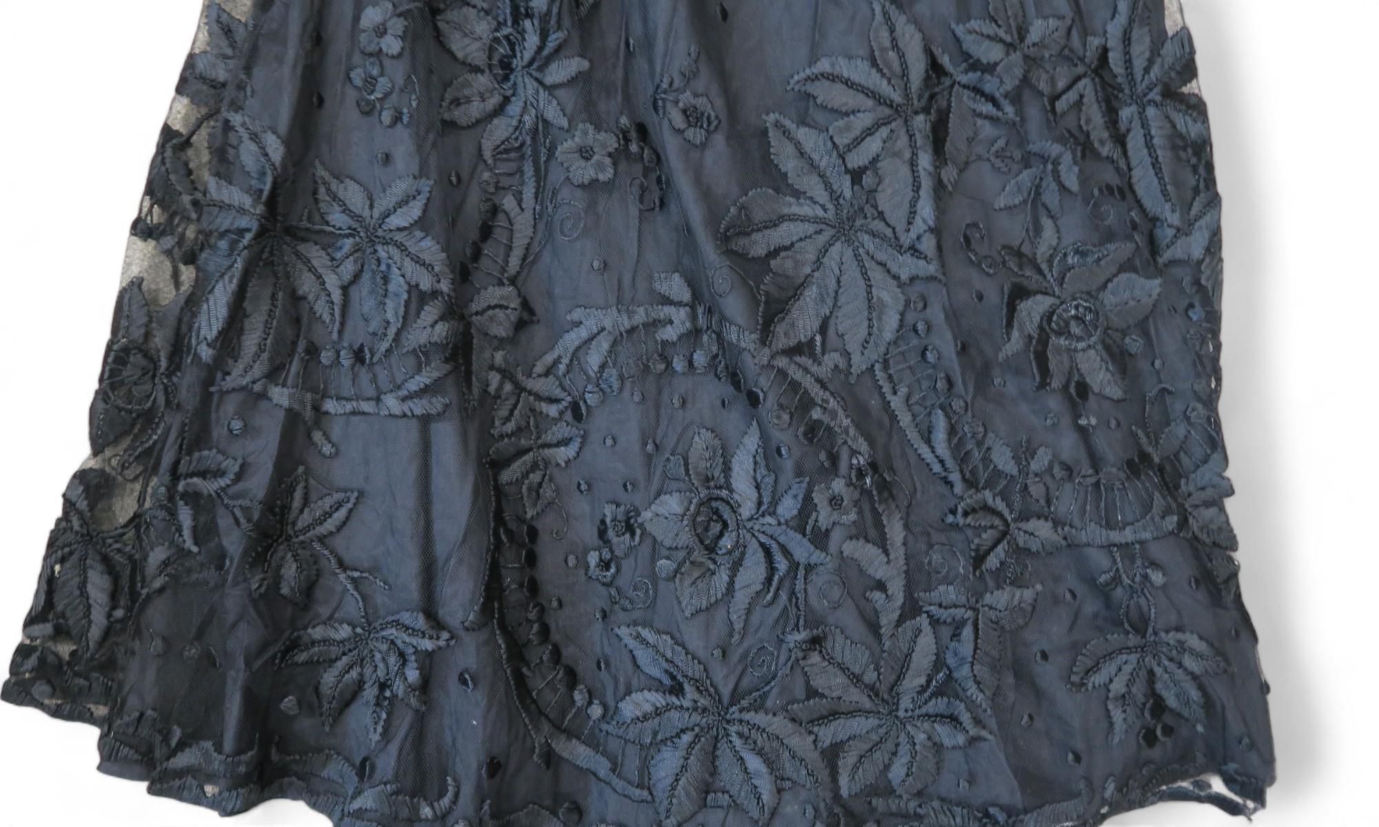 A collection of Victorian/Edwardian ladies dress including a black lace skirt and top, blue velvet - Image 2 of 8