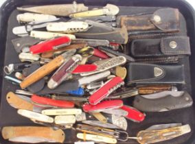 A large collection of folding/penknives, to include an antler-handled example by Lockwood