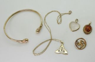 A 9ct gold bangle, celtic knot pendant and chain, Isle of Man brooch, 9ct rose quartz heart and