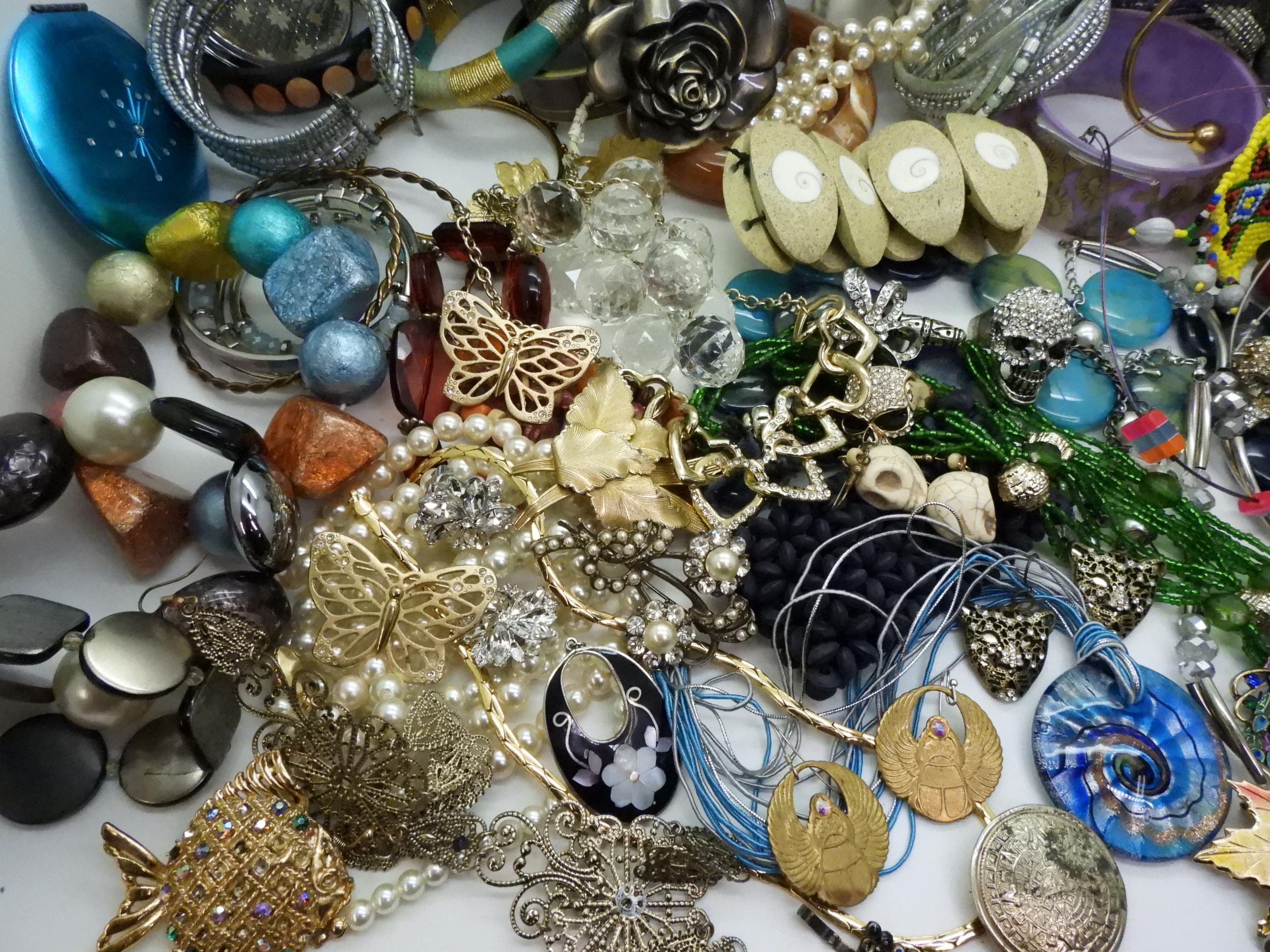 A large collection of costume jewellery to include skull rings, statement bangles and necklaces - Image 3 of 5