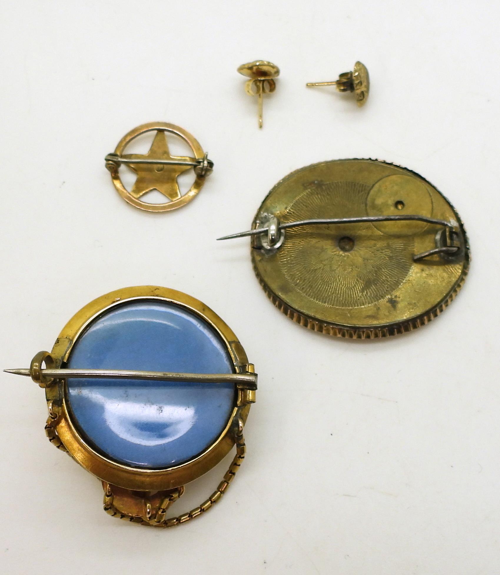 A collection of gold and yellow metal to include two Victorian brooches one as found, a Eastern Star - Image 4 of 4