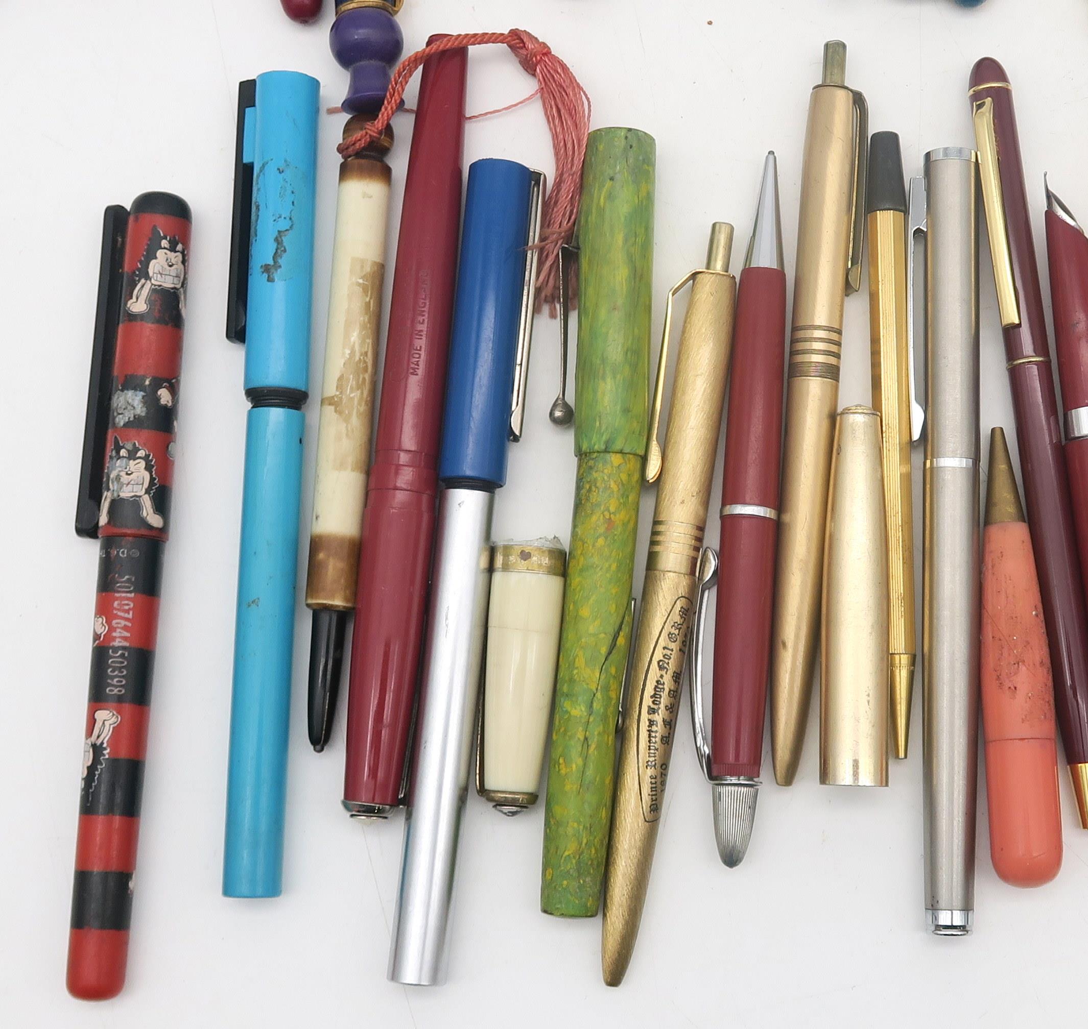 A mixed collection of fountain and ballpoint pens, to include Waterman, Queensway etc. Condition - Image 5 of 5
