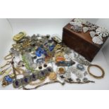 A collection of vintage costume jewellery to include good diamante brooches and dress clips, gold