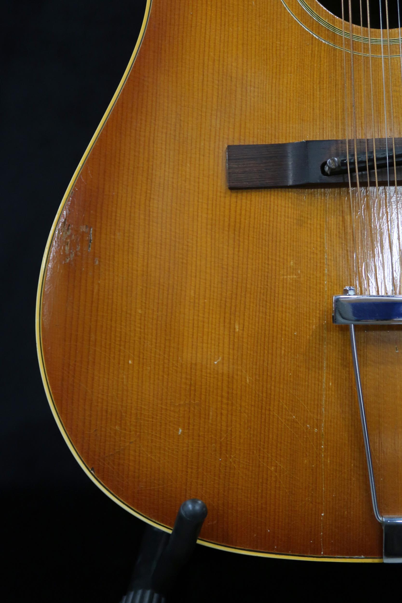 GIBSON A vintage 1960's Gibson B-45 12 string acoustic guitar with natural finish and  tortoise - Image 6 of 20