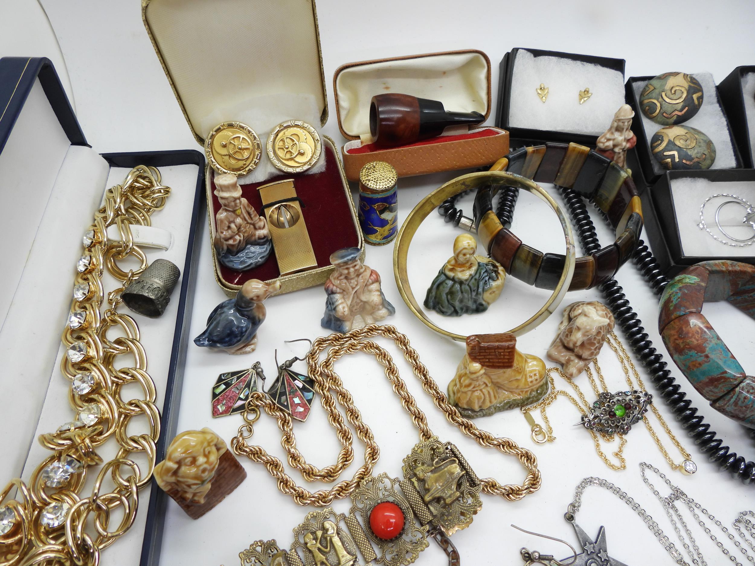 Costume jewellery to include gem stone bracelets to include Tiger's eye, a cheroot cutter, a - Image 2 of 3
