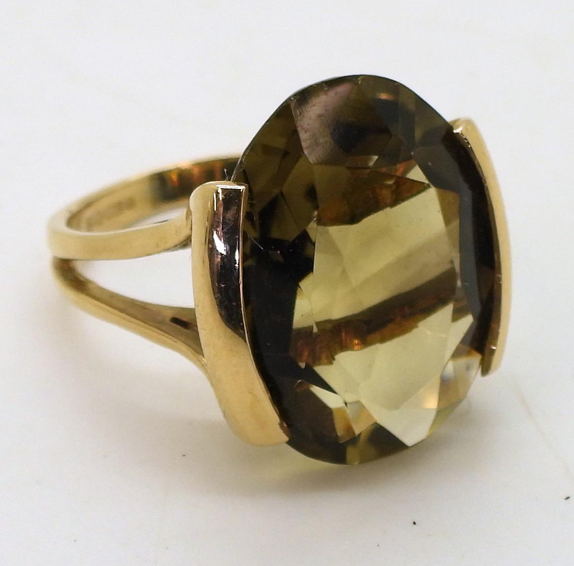 A 9ct gold smoky quartz retro ring, Edinburgh hallmarks for 1978, finger size O1/2, weight 6.6gms - Image 4 of 5