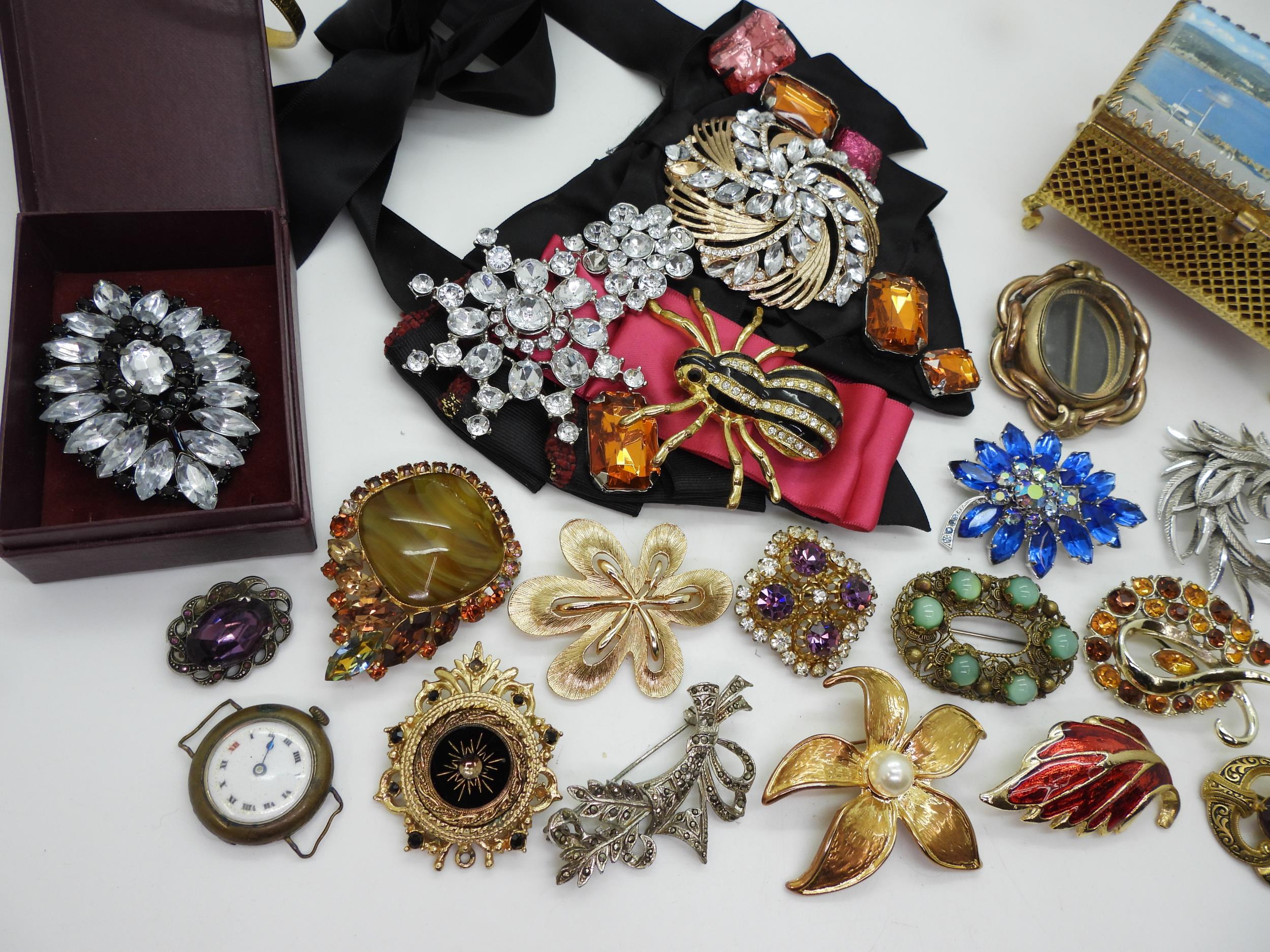 A collection of vintage costume brooches to include Czech glass examples, a statement necklace - Image 3 of 3