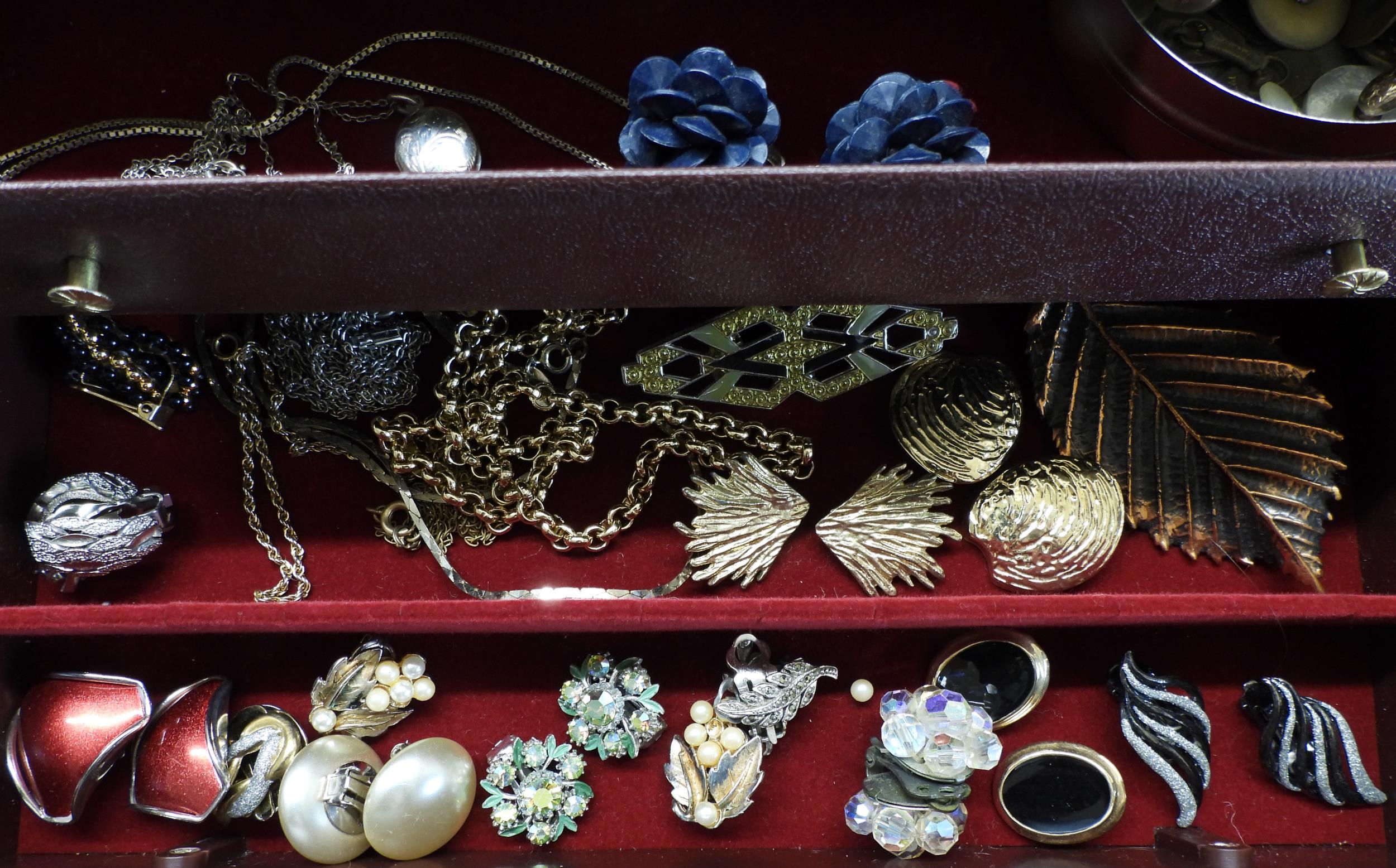 A red velvet jewellery box full of vintage costume to include, vintage gold plated studs in boxes, - Image 4 of 5