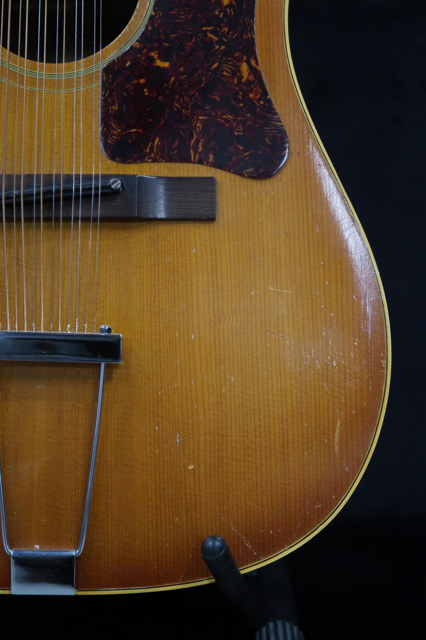 GIBSON A vintage 1960's Gibson B-45 12 string acoustic guitar with natural finish and  tortoise - Image 7 of 20