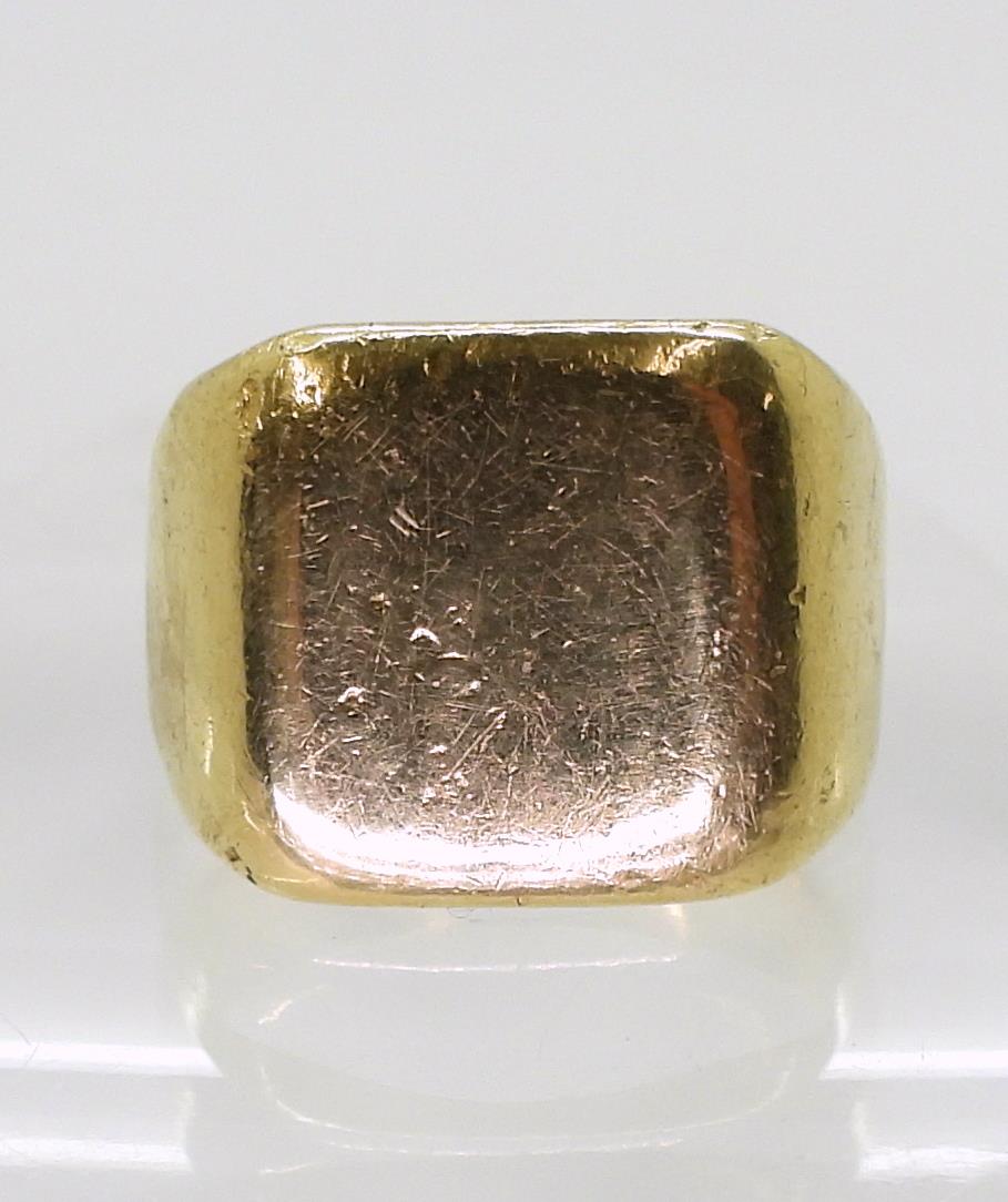 A bright yellow metal signet ring, size R, weight 16.6gms Condition Report:Available upon request - Image 3 of 5