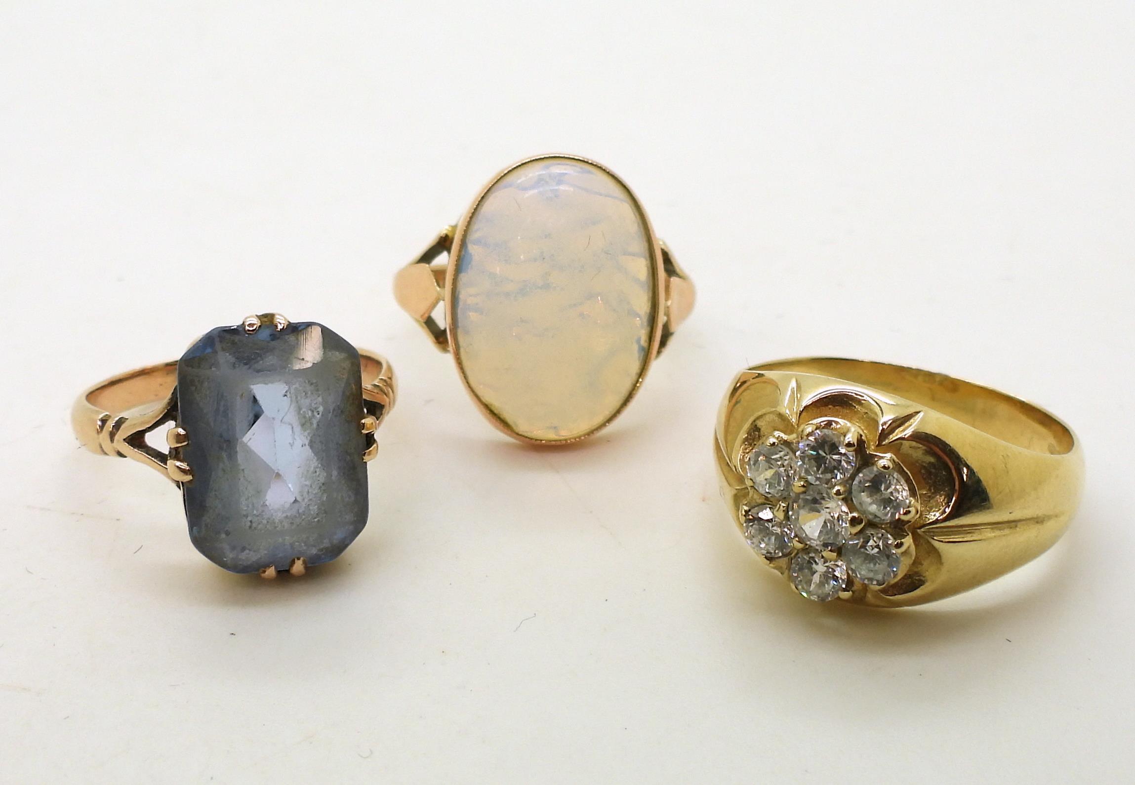 Three 9ct gold rings, cz flower ring size R1/2, opalite glass size P, blue glass size o, weight - Image 2 of 4