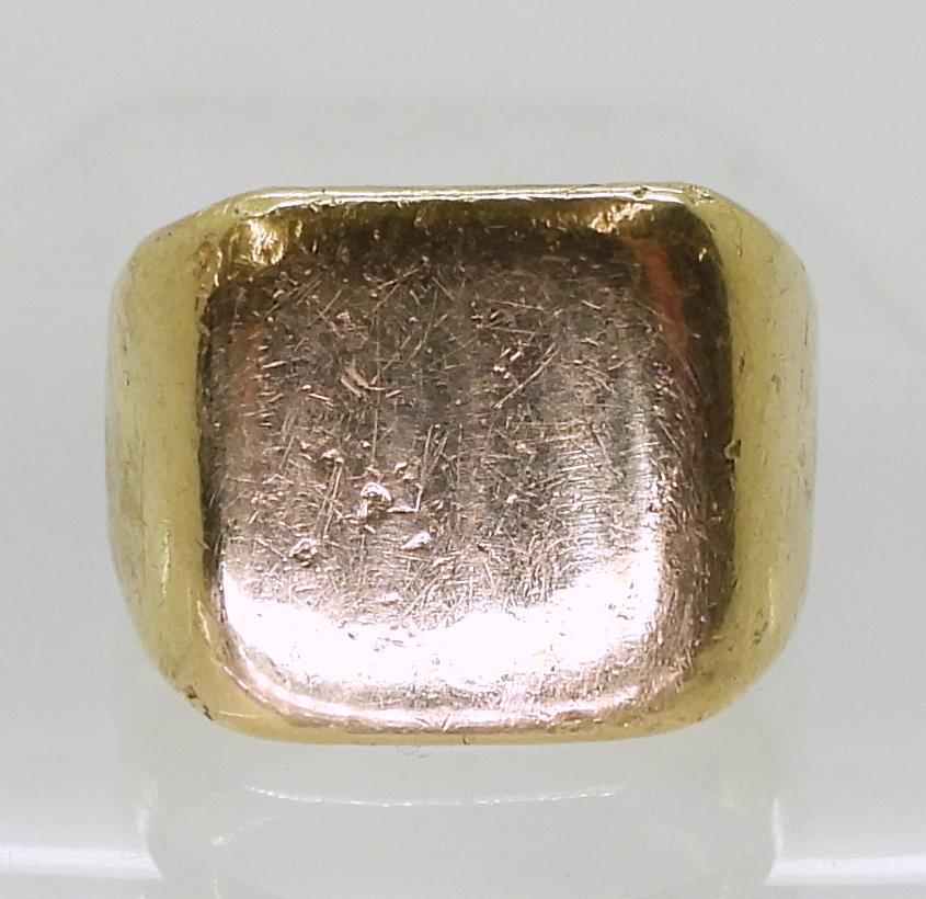 A bright yellow metal signet ring, size R, weight 16.6gms Condition Report:Available upon request - Image 2 of 5