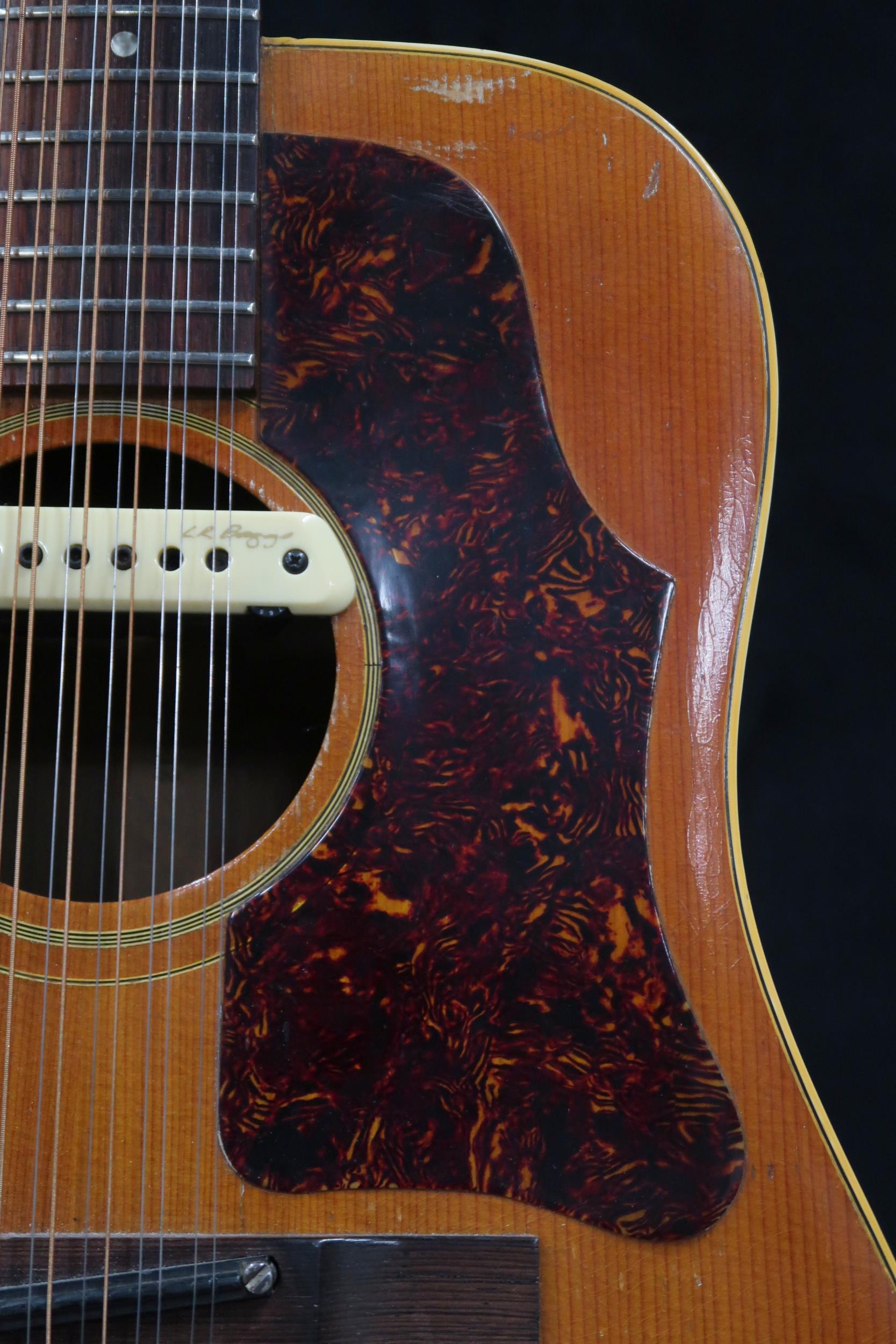 GIBSON A vintage 1960's Gibson B-45 12 string acoustic guitar with natural finish and  tortoise - Image 5 of 20