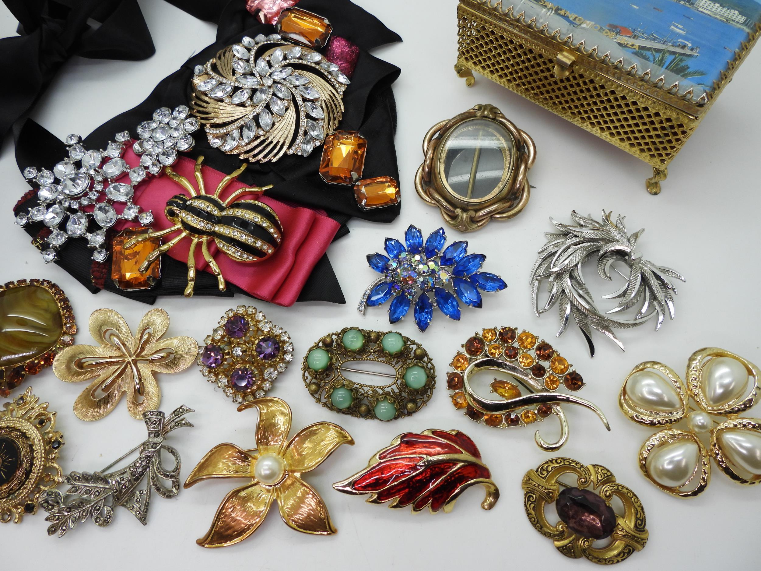 A collection of vintage costume brooches to include Czech glass examples, a statement necklace - Image 2 of 3