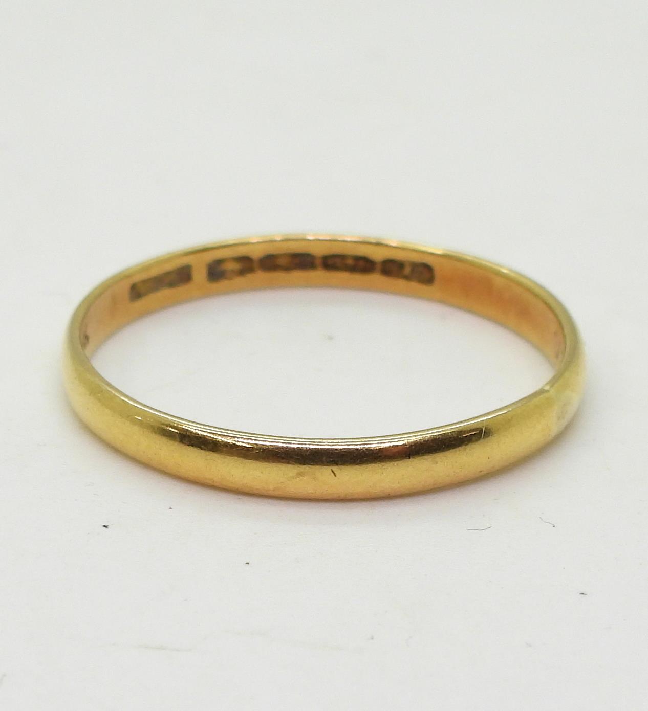 An 18ct gold Glasgow 1920 wedding ring, size Y, weight 3gms Condition Report:Available upon request - Image 3 of 4