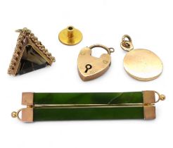A collection of 9ct items to include a smoky quartz pendant, heart shaped clasp and New Zealand jade