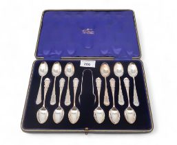 A cased set of silver teaspoons and sugar tongs, by John Sanderson, Sheffield 1910, 189gms Condition