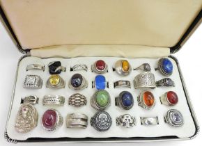 Twenty eight silver and white metal rings, to include lapis lazuli, amber, a ring in the shape of