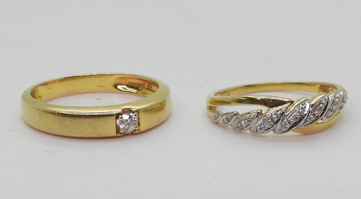 An 18ct gold diamond set band ring, set with a 0.08ct diamond, size O, and an 18ct gold leaf pattern - Image 4 of 6