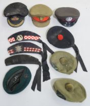 Assorted military headgear, to include Glengarry bonnets with Glasgow Highlanders (Highland Light