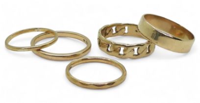 Four 9ct gold wedding rings, sizes U1/2, S1/2, N, N, and a 9ct chain link pattern ring S1/2 weight