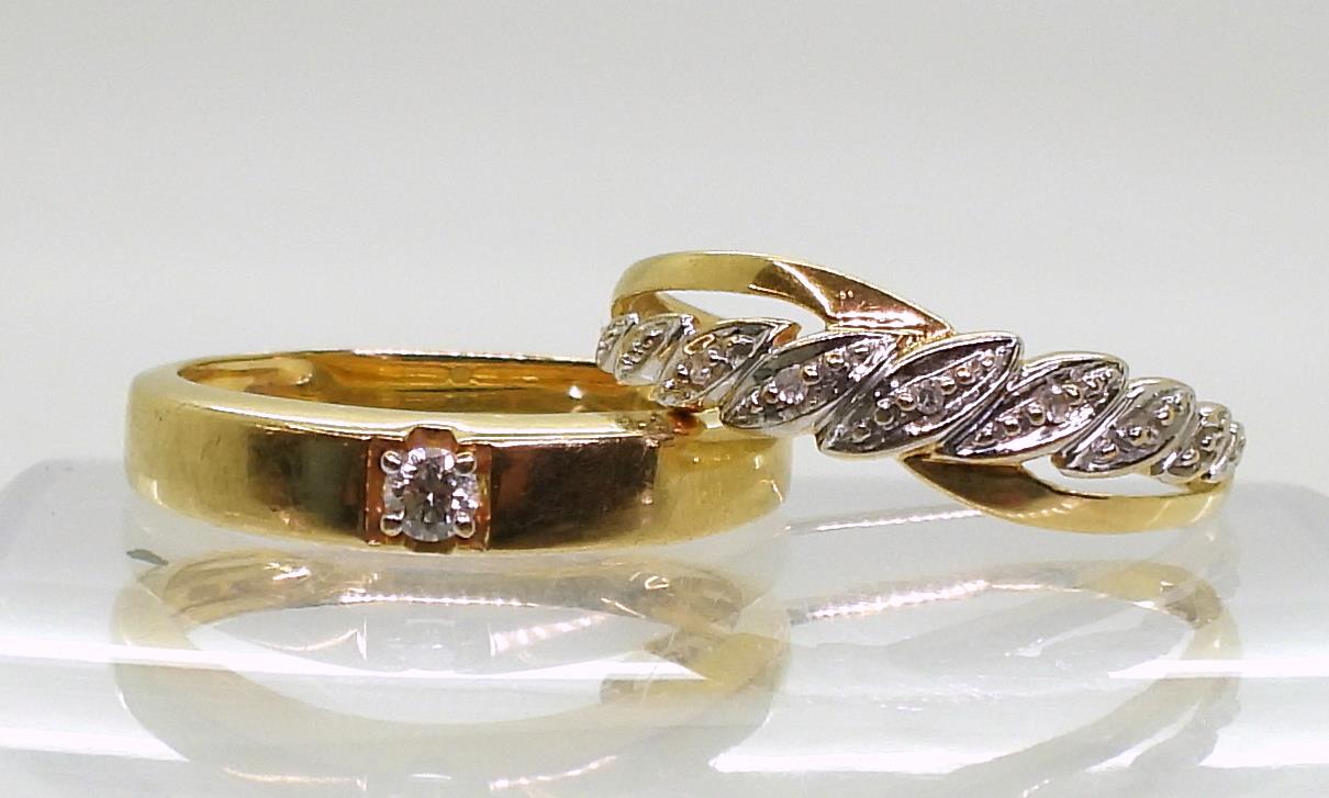 An 18ct gold diamond set band ring, set with a 0.08ct diamond, size O, and an 18ct gold leaf pattern - Image 3 of 6