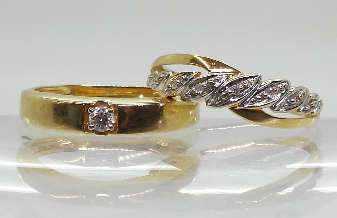 An 18ct gold diamond set band ring, set with a 0.08ct diamond, size O, and an 18ct gold leaf pattern - Image 2 of 6