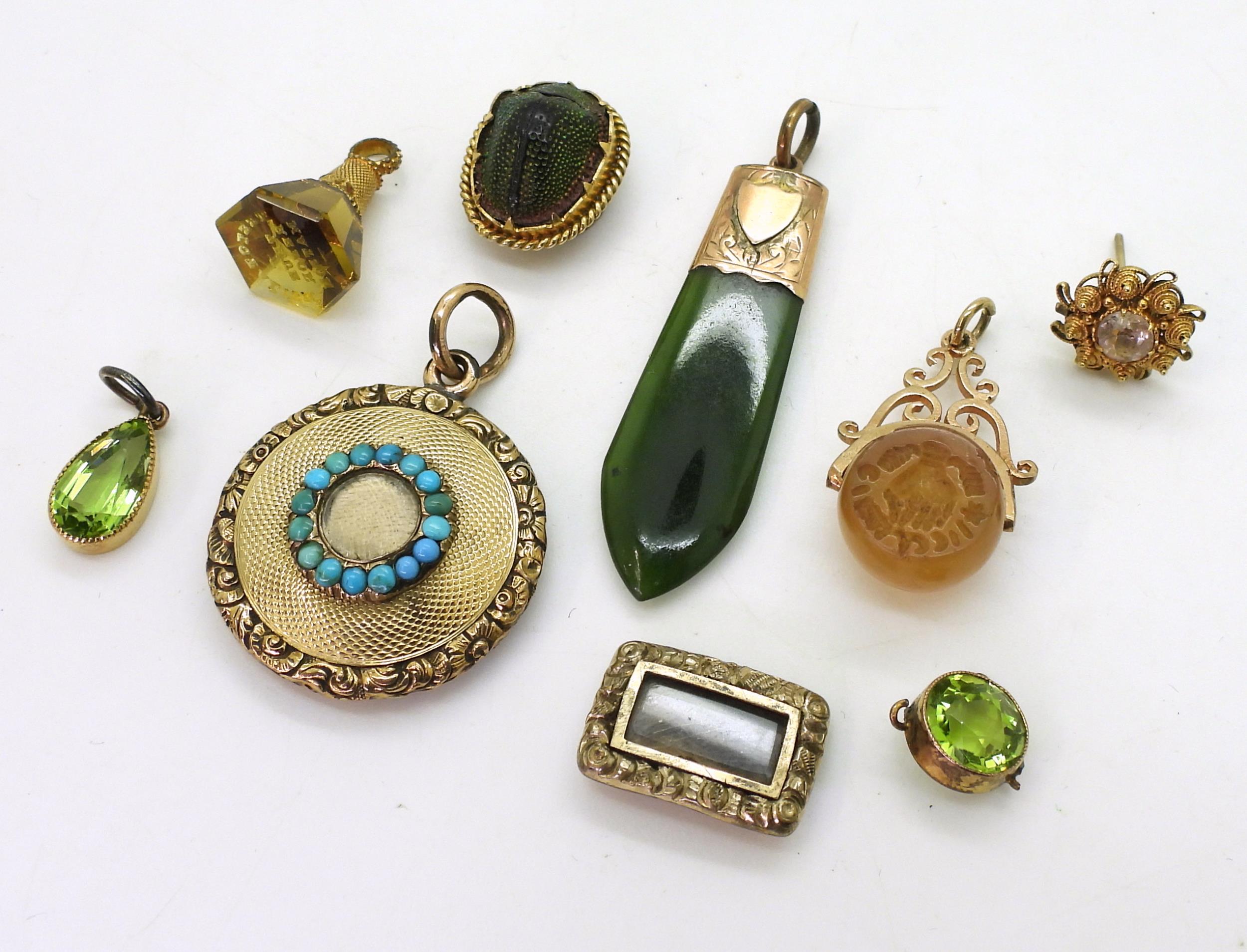 A collection of gold and yellow metal items to include, a turquoise set locket, a New Zealand jade - Image 2 of 4