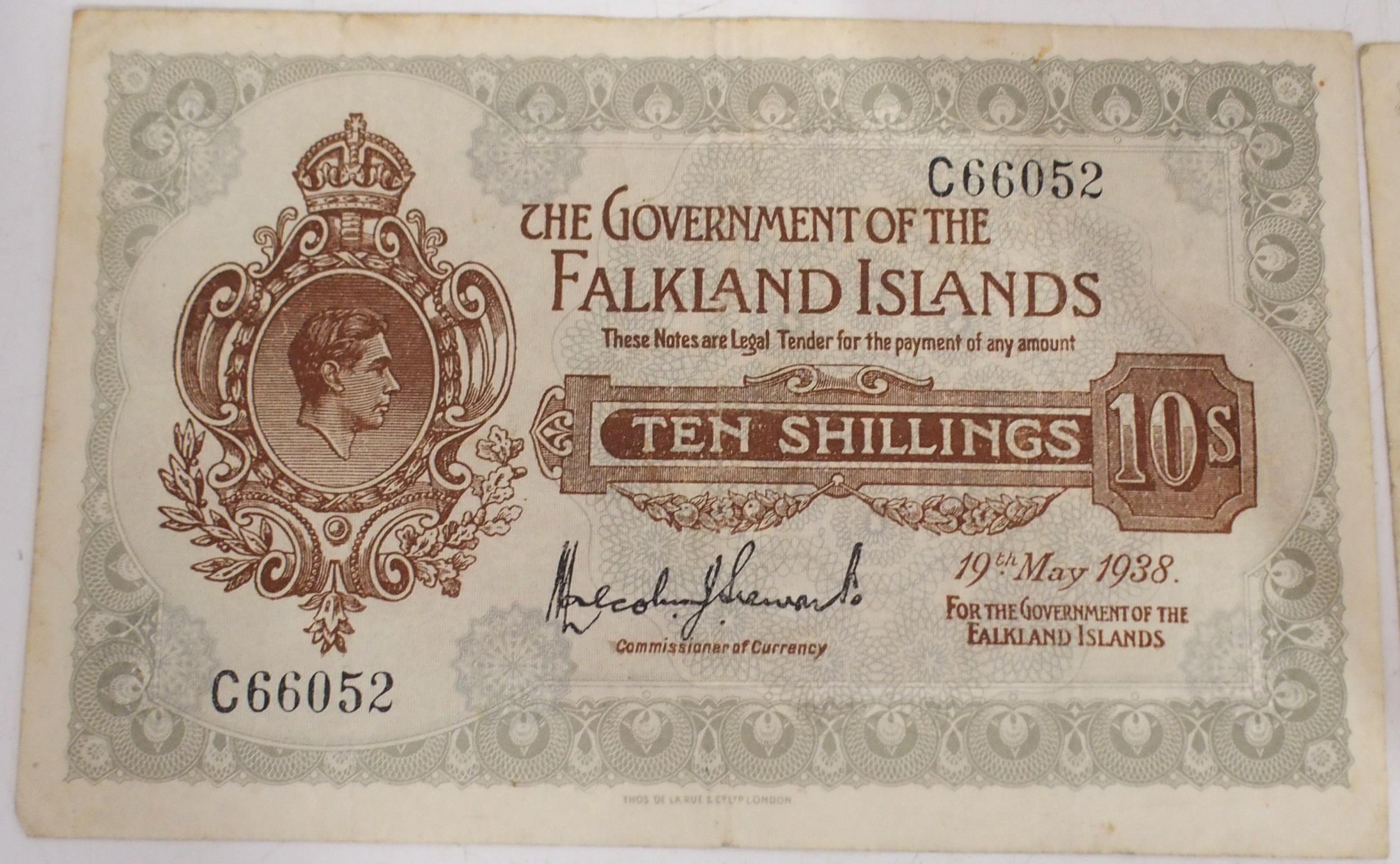 Falkland Islands (British Overseas Territories) 50p Bank Notes D18321 25th September 1969, D28583 - Image 3 of 6