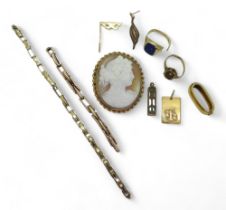 A yellow metal cravat clip, a yellow metal mounted cameo brooch, and a collection of gold and yellow