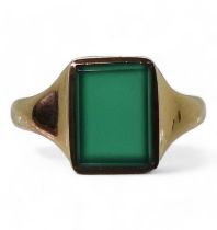 A 9ct gold green agate signet ring, with Chester hallmarks for 1938, size Q, weight 3gms Condition