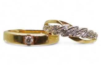 An 18ct gold diamond set band ring, set with a 0.08ct diamond, size O, and an 18ct gold leaf pattern