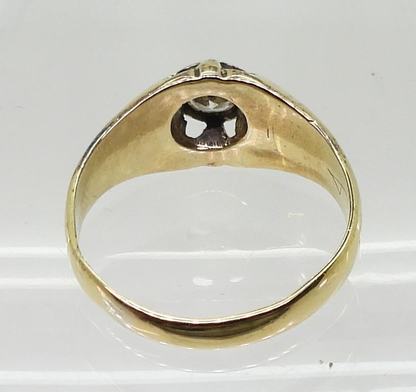 An 18ct gold and platinum solitaire diamond gypsy ring, set with an estimated approx 0.50ct - Bild 5 aus 5