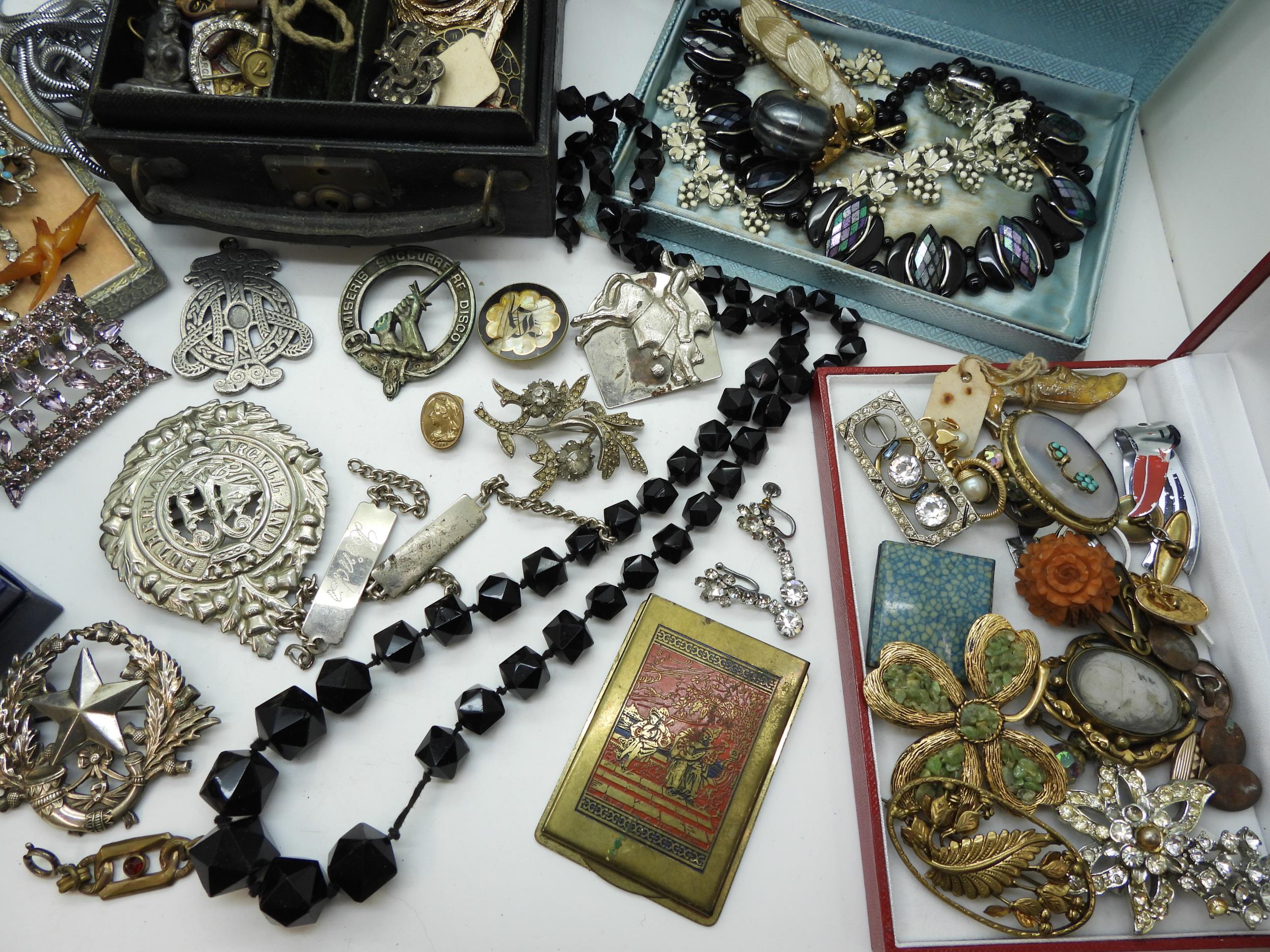 A collection of vintage costume jewellery to include good diamante, an amber bird brooch, retro - Image 2 of 6