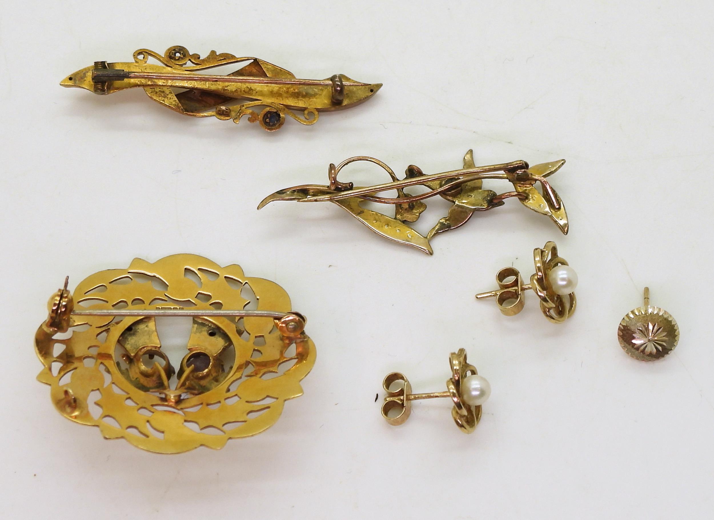 A 15ct blue gem and pearl brooch, weight 2.6gms, a 9ct gold Ward Brothers thistle brooch, a pearl - Image 3 of 3