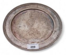 An Elizabeth II silver plate commemorating the silver jubilee, by Roberts & Dore, London 1977,